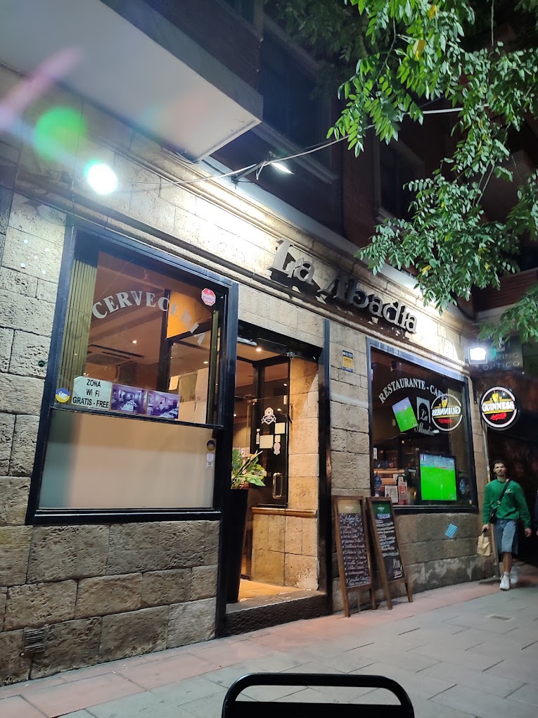 Fachada y entrada real del restaurante LA ABADÍA en Madrid